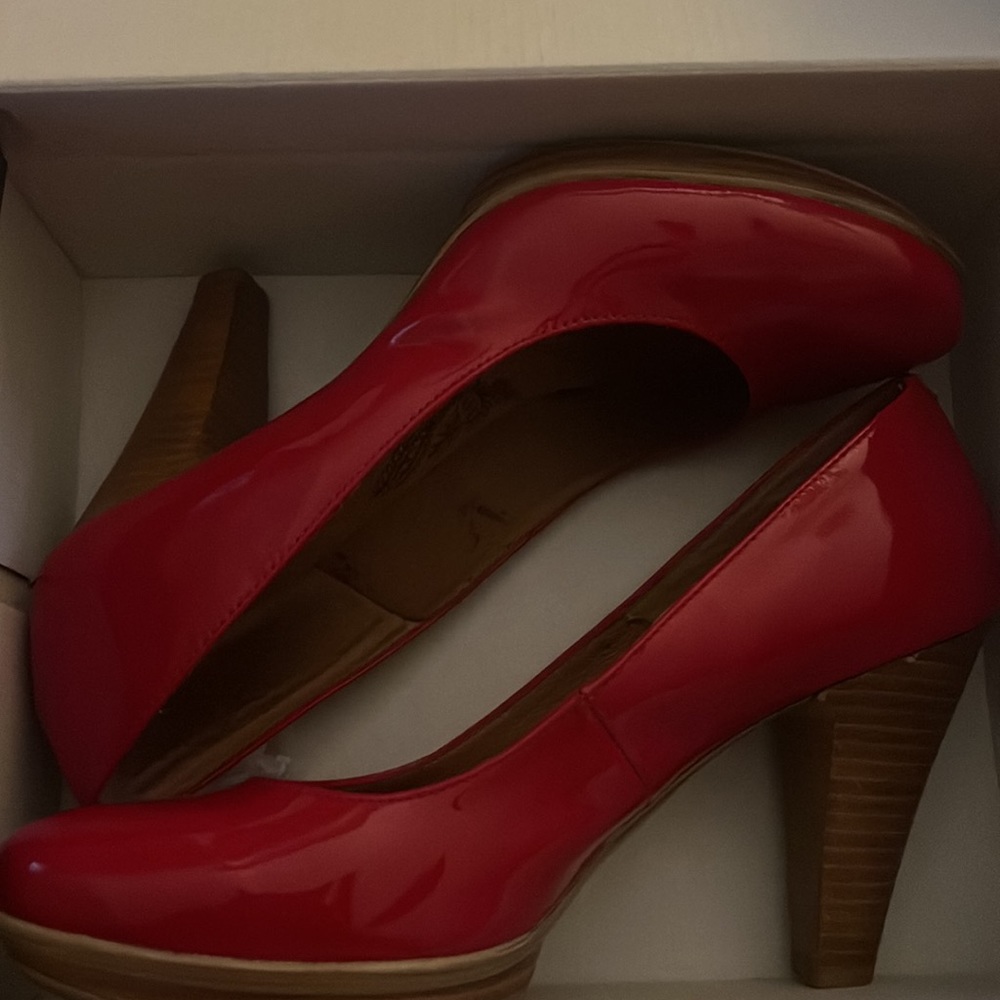 Red Heels. - Picture 3 of 4